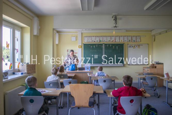 Frau Steinf&uuml;hrer mit den zuk&uuml;nftigen Sch&uuml;lern und Sch&uuml;lerinnen im Klassenzimmer