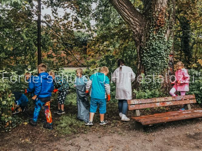 Klasse 3 beim M&uuml;ll sammeln
