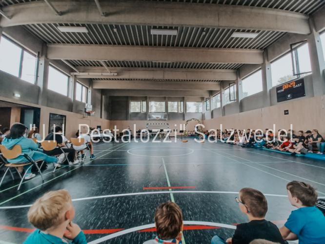 Zusammenkunft in der Turnhalle